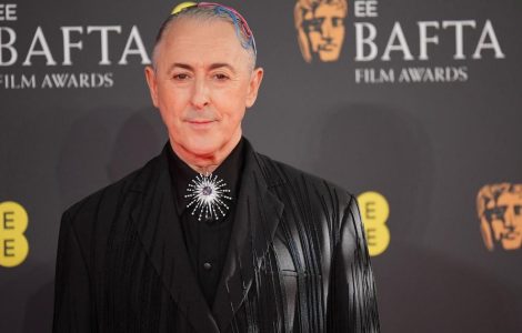 Alan Cumming Shows Transgender Solidarity With Pride Flag Ribbons While Hosting BAFTAs