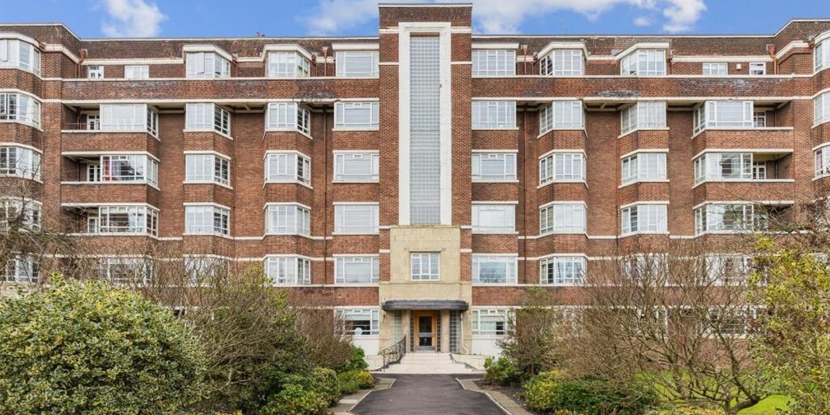 Historic Glasgow Art Deco Flat Enters Market