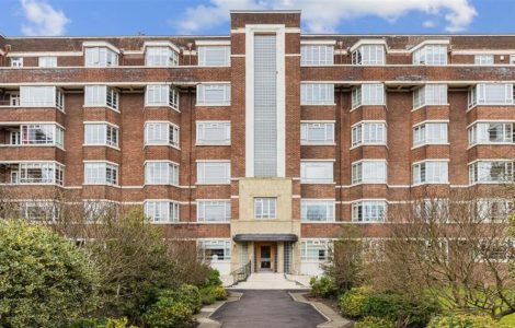 Historic Glasgow Art Deco Flat Enters Market